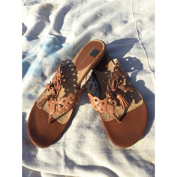 Hush Puppies Shoes - Hush puppies size 10 tan thong sandals faux leather tassel flats boho coastal